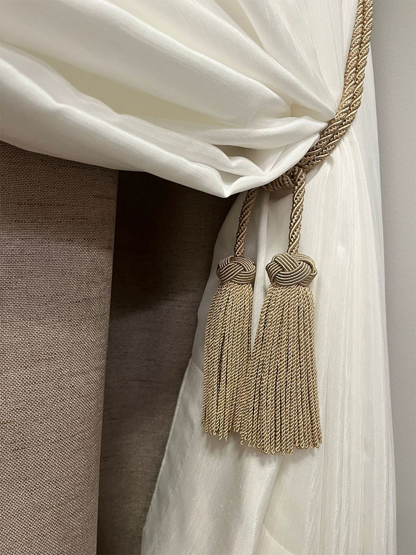 Ambiente com cortinas e persianas Schmitz